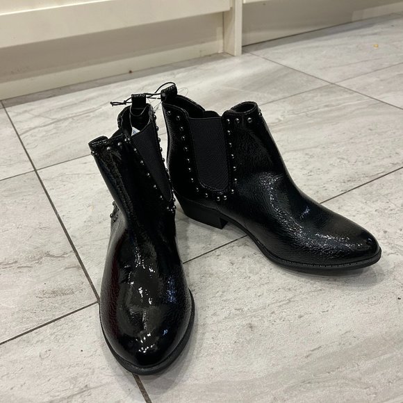 US7 George Blank Shine Leather, Pull-On Studded Ankle Boot NEW, 1in Block Heel - Picture 2 of 7